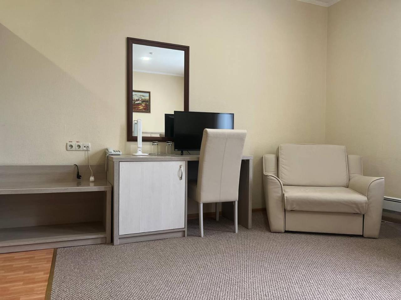 Ligena Hotel Boryspilʼ Buitenkant foto